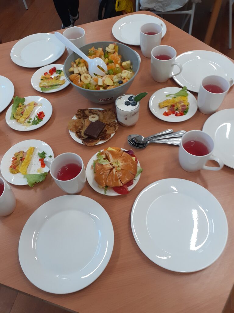 na zdjęciu widać nakryty stół z przygotowanymi przez uczniów daniami i napojami.