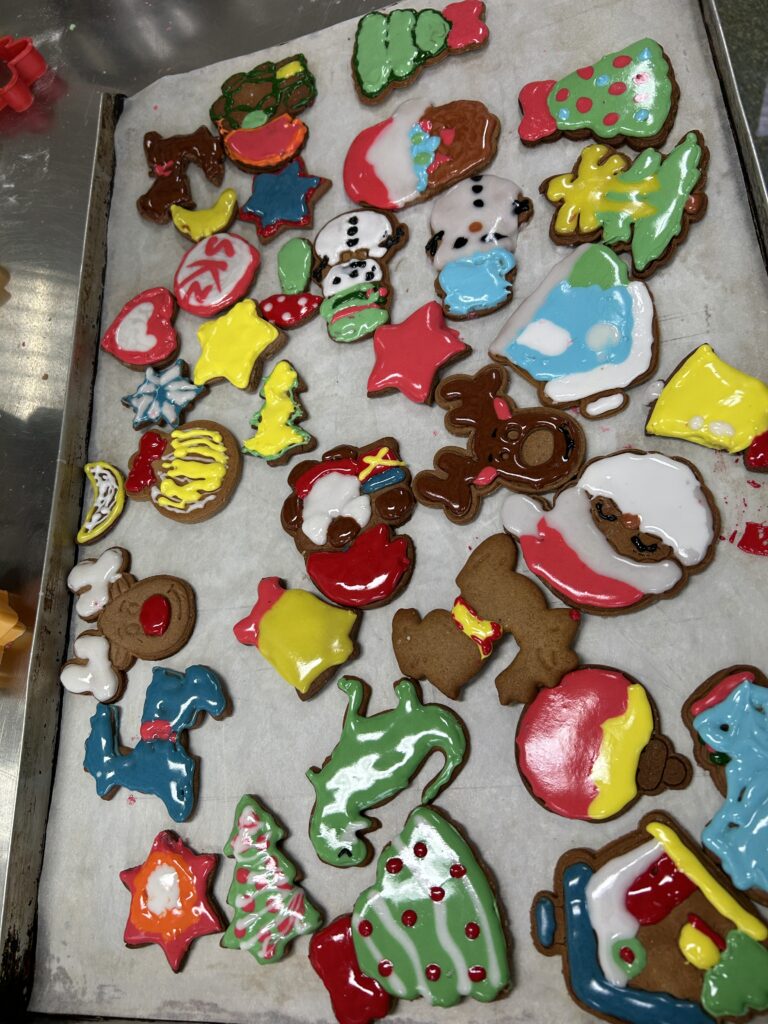 na tacy leżą pierniczki w różnych świątecznych kształtach, wzorach i kolorach