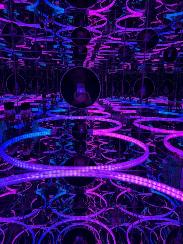 różne efekty świetlne - koła różowe i niebieskie, efekt głębi 