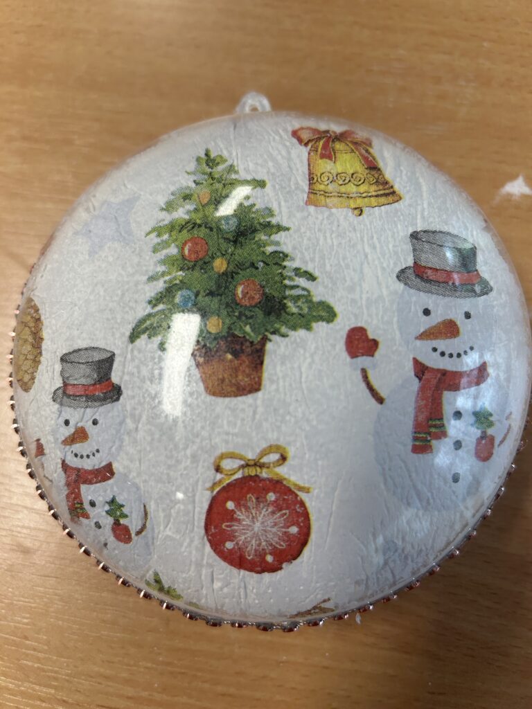 gotowa bobmka. Nan niej motywy świąteczne: bałwanki, choinka, dzwonek, bombka