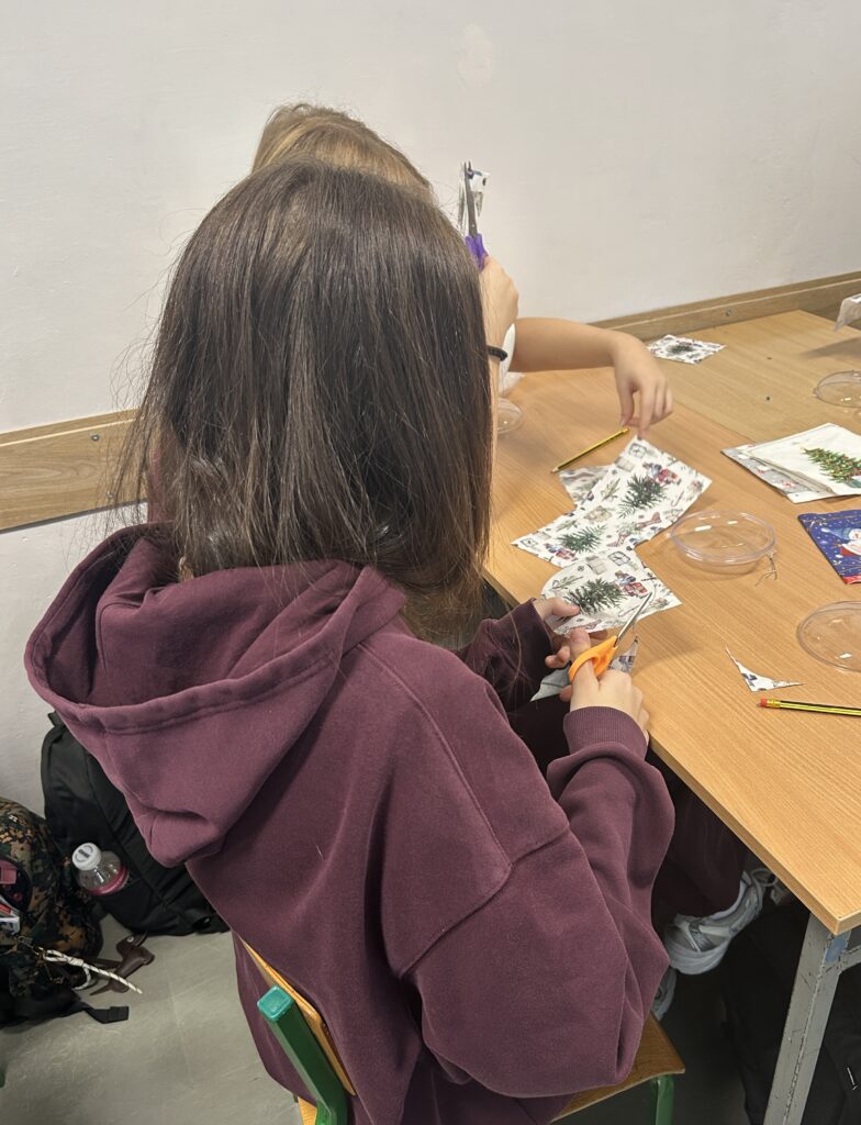 dwie uczennice wycinają koła z serwetek