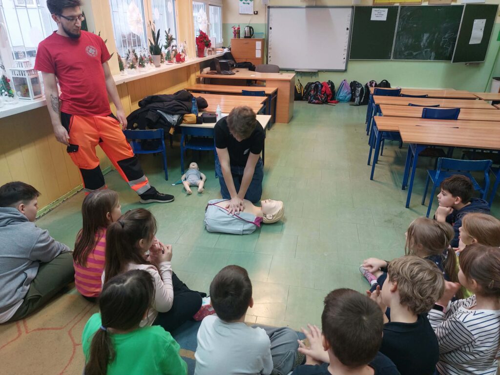 uczeń ćwiczy na fantomie pierwszą pomoc.