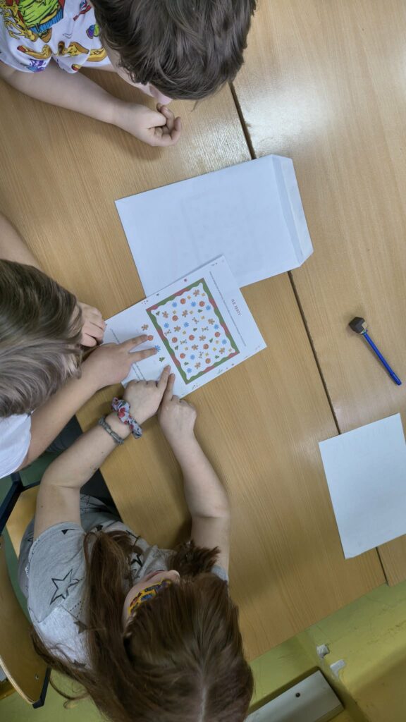 dzieci w zespole rozwiązują wspólnie kartę z gwiazdkami