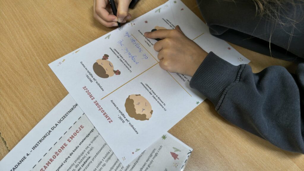 uczeń uzupełnia kartę pracy, wpisuje teksty