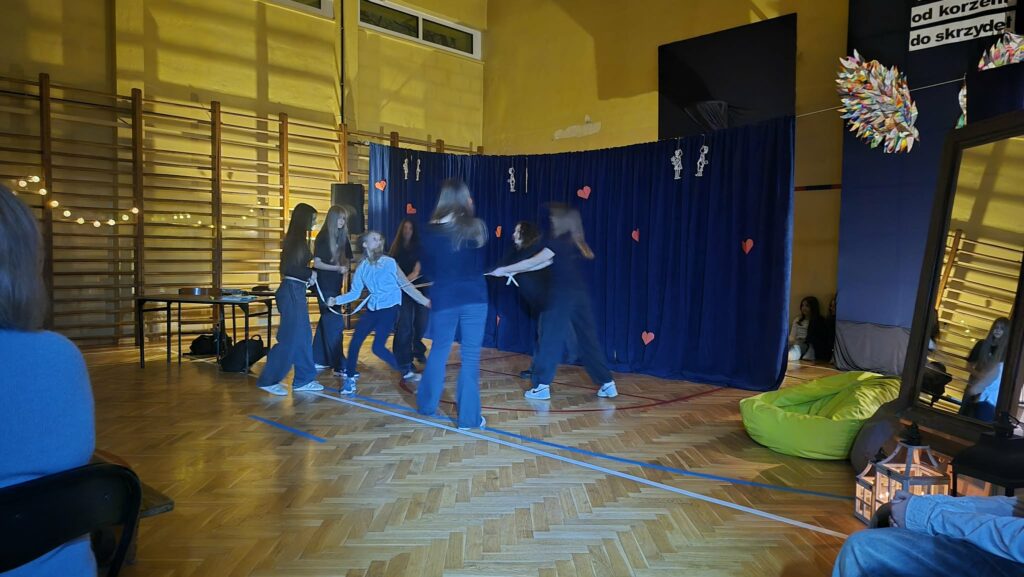 dzieci podczas przedstawienia 