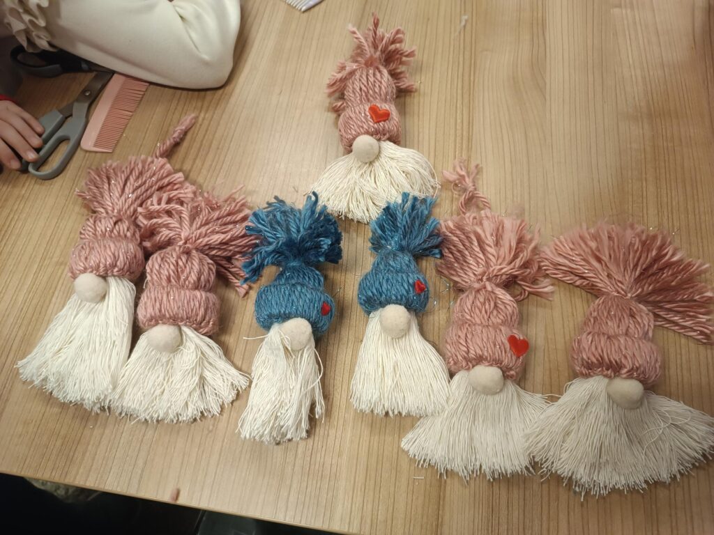 Świąteczne krasnale z włóczki wykonane przez uczniów na warsztatach w Jordanku