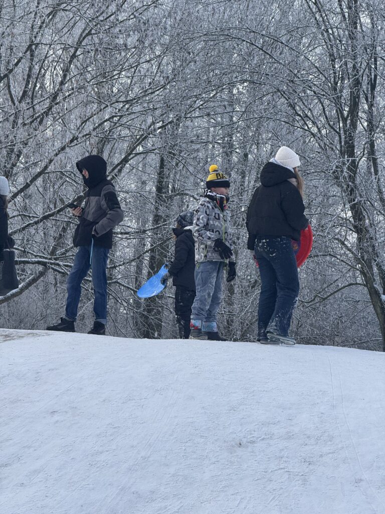 Uczniowie klasy 6b podczas wfu na górce.