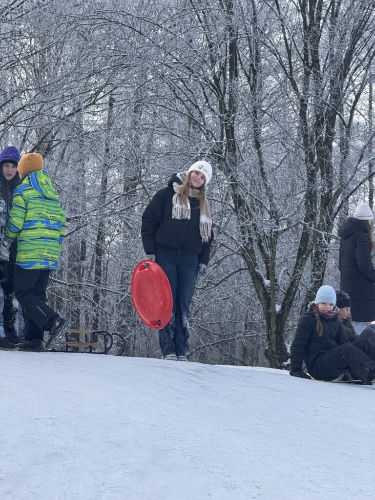 Uczniowie klasy 6b podczas wfu na górce.