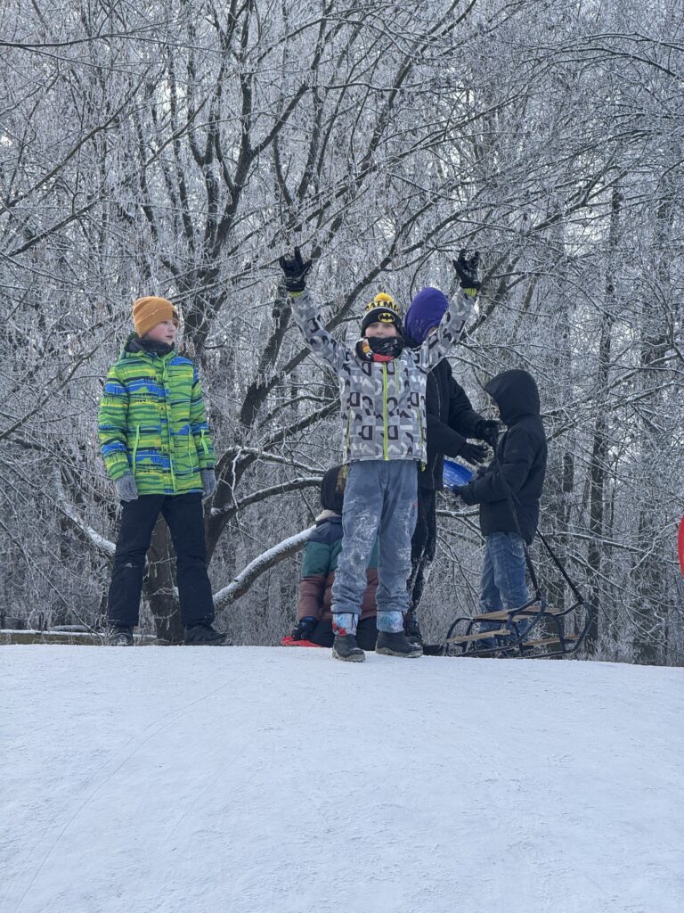 Uczniowie klasy 6b podczas wfu na górce.