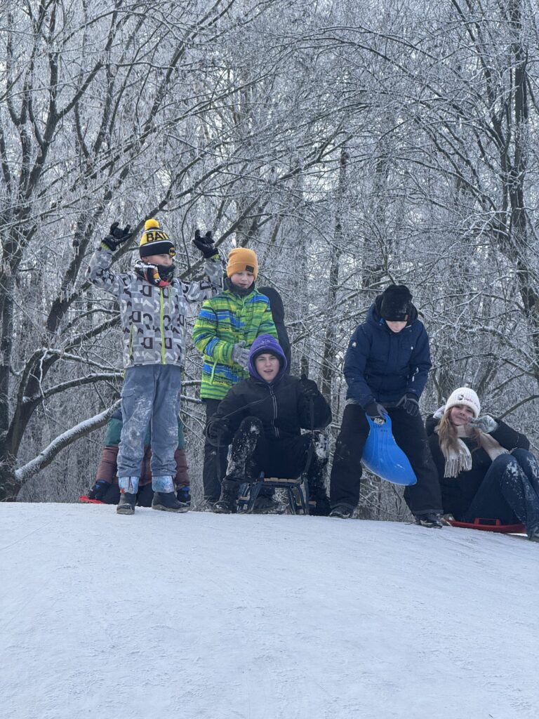 Uczniowie klasy 6b podczas wfu na górce.