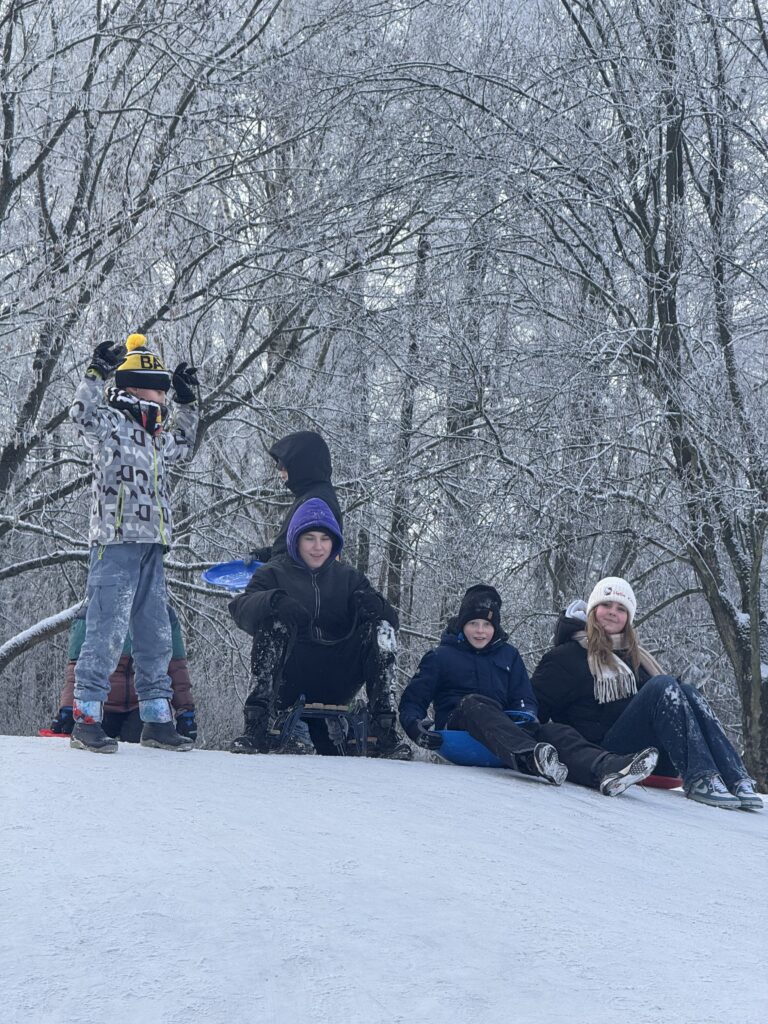 Uczniowie klasy 6b podczas wfu na górce.