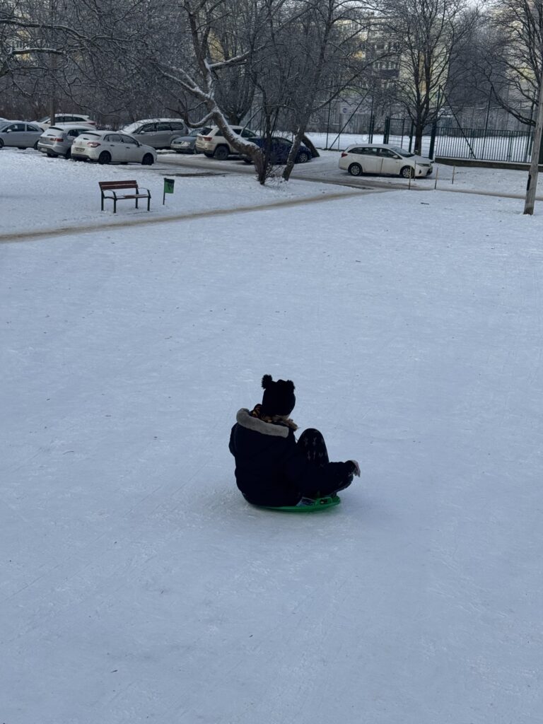 Uczennica klasy 6b podczas wfu na śniegu zjeżdżają z górki.