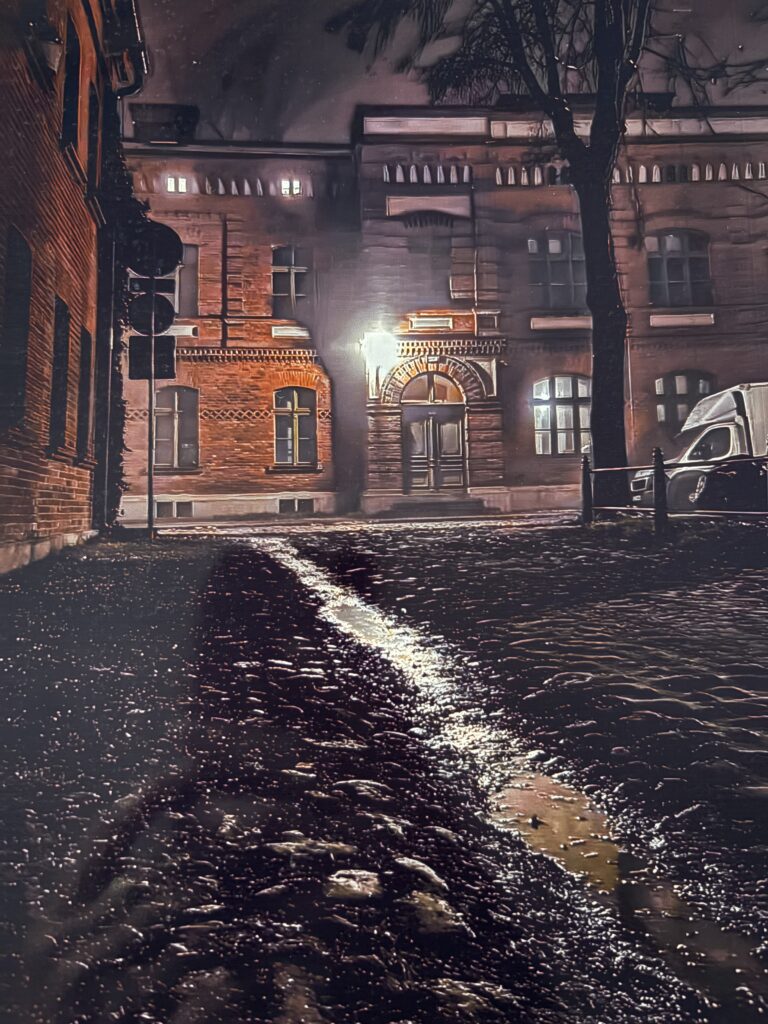 zdjęcie przedstawia ulicę między kamienica nocą