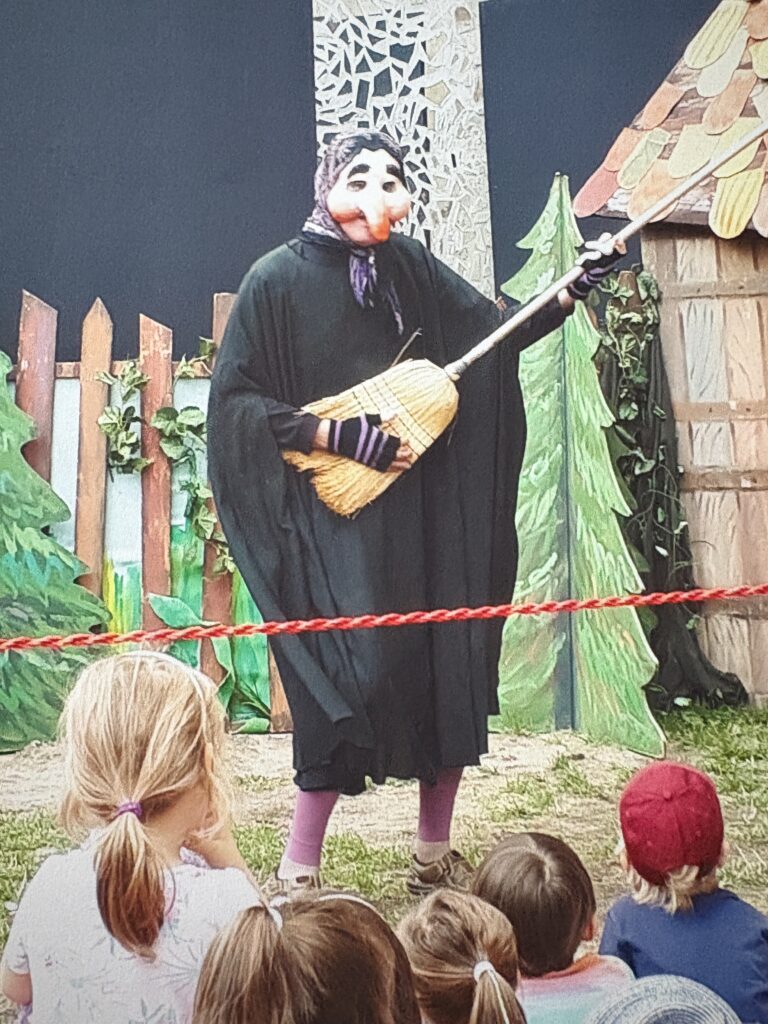 zdjęcie przedstawia teatrzyk na mieście