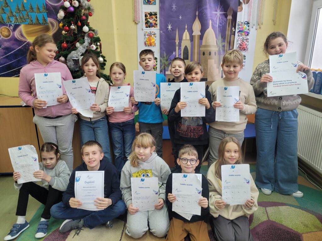 grupowe zdjęcie całej klasy, dzieci trzymają dyplomy