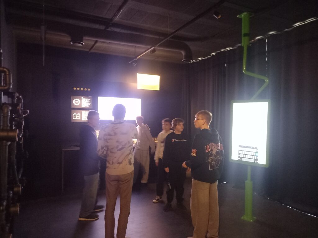 uczniowie zwiedzają pomieszczenie z eksponatami