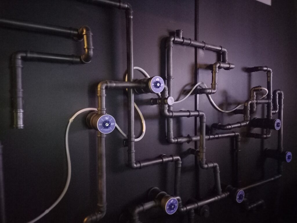zdjęcie przedstawia rurki ze sobą połączone.