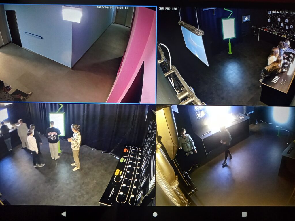 zdjęcie z kamer monitoringu, widać uczniów