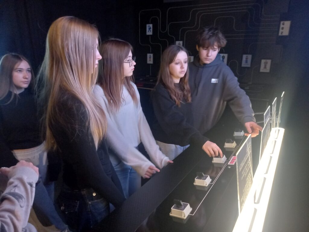 Uczniowie naciskają jakieś przyciski