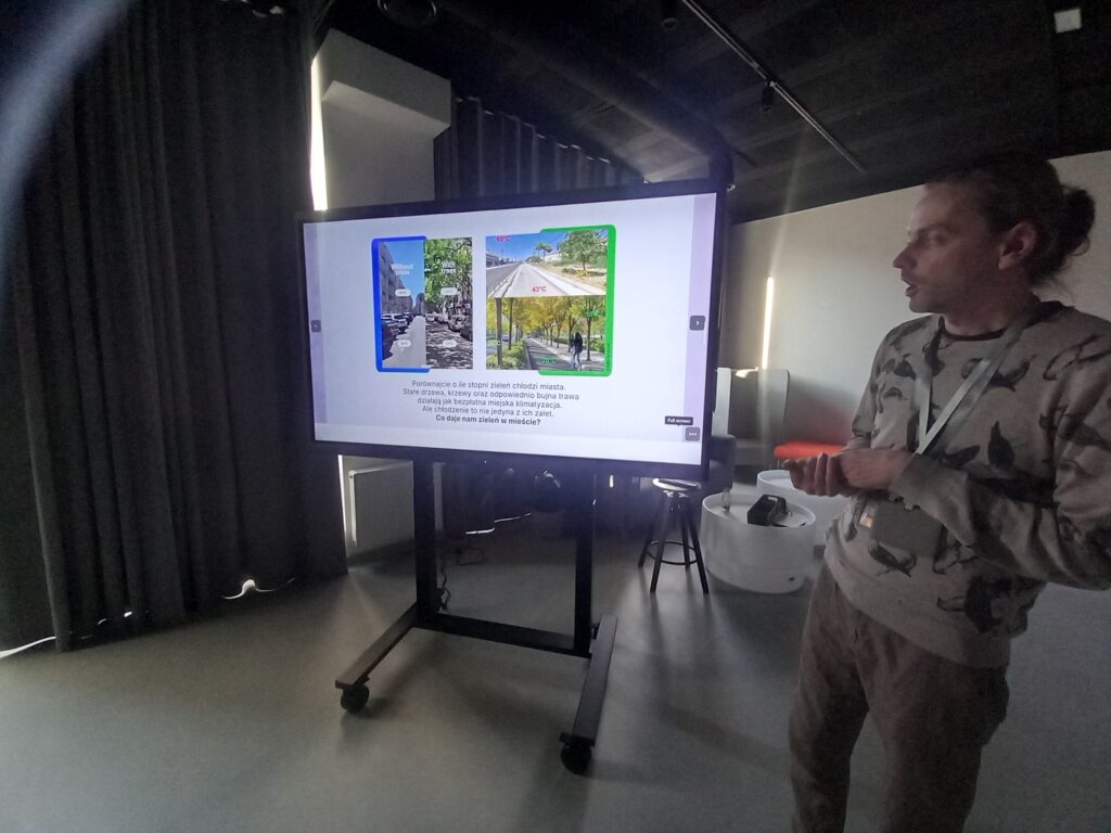 zdjęcie przedstawia ekran interaktywny wyświetla zdjęcia i informacje