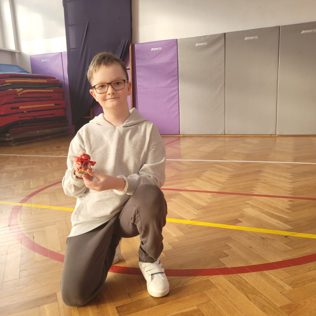 uczeń trzyma zabawkę