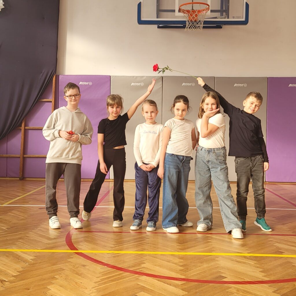 zdjęcie dwóch chłopców i 4 dziewczynek, zadowoleni i uśmiechnięci