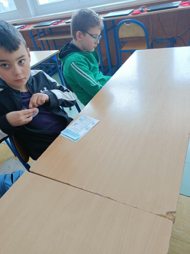 uczeń przypina sobie przypinkę