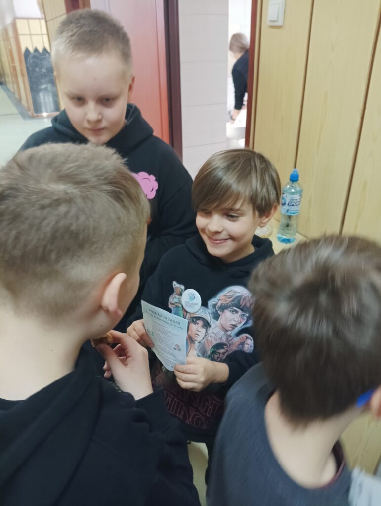 dzieci przeprowadzają ankietę na korytarzu