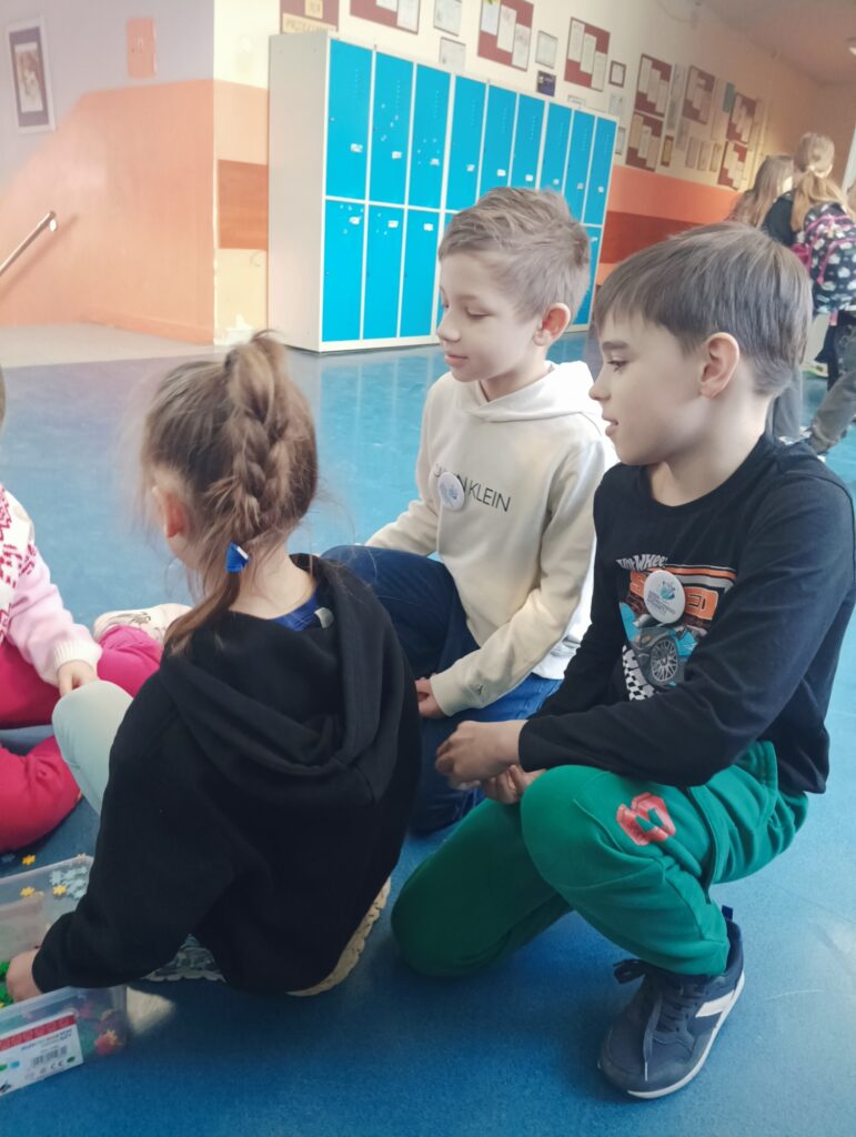 dzieci rozmawiają na korytarzu