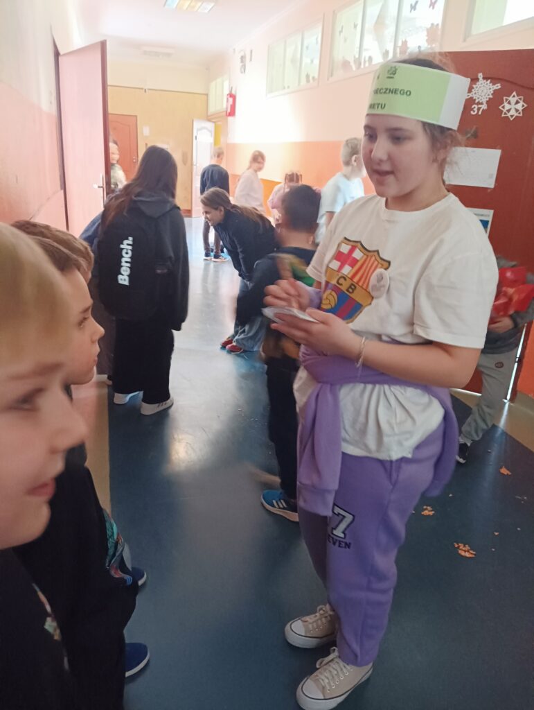 uczennica przeprowadza ankietę