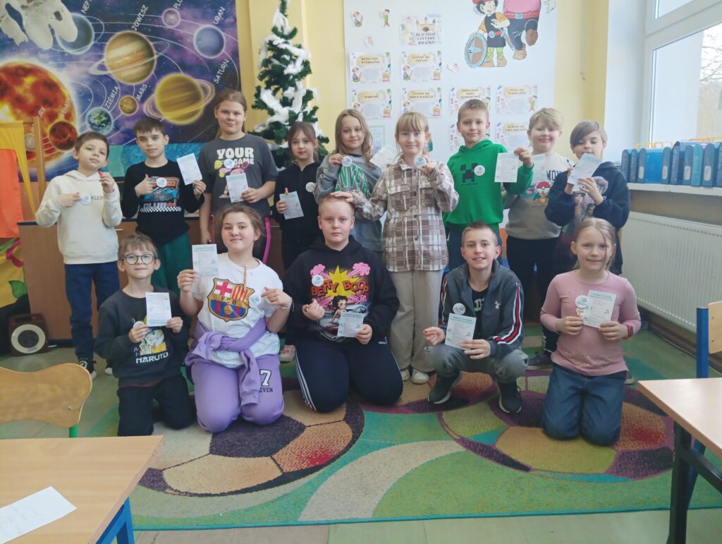 zdjęcie grupowe klasy dzieci trzymają ulotki, mają przypięte przypinki