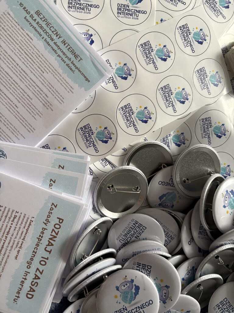 zdjęcie przypinek , naklejek  i ulotek