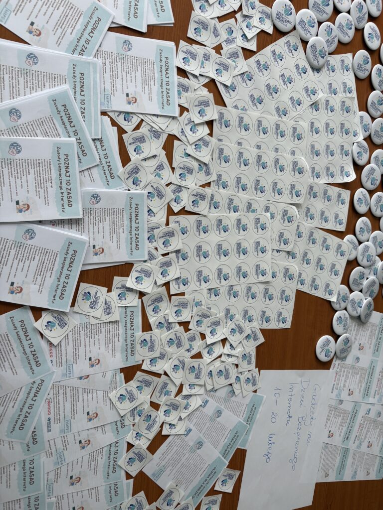 zdjęcie przypinek , naklejek  i ulotek