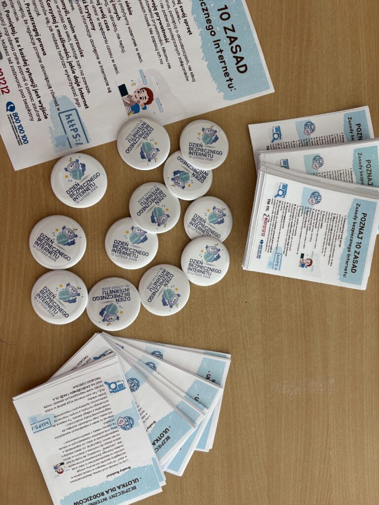 zdjęcie przypinek , naklejek  i ulotek