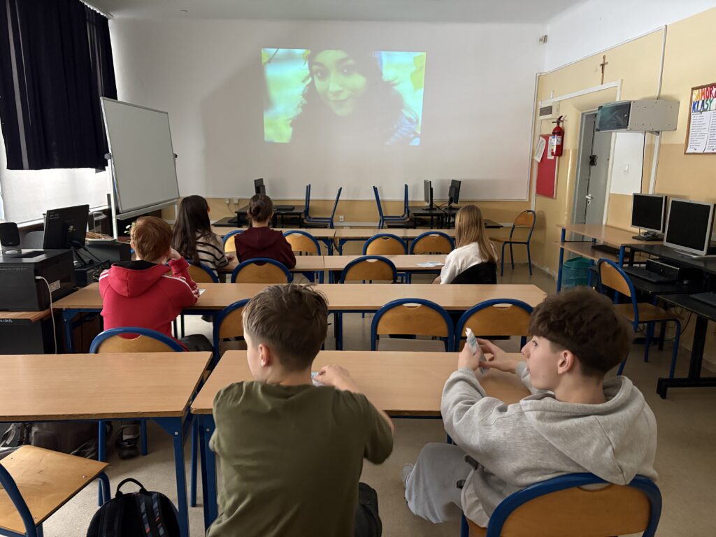 zdjęcie ekranu z ujęciem z filmu i ulotek i dzieci