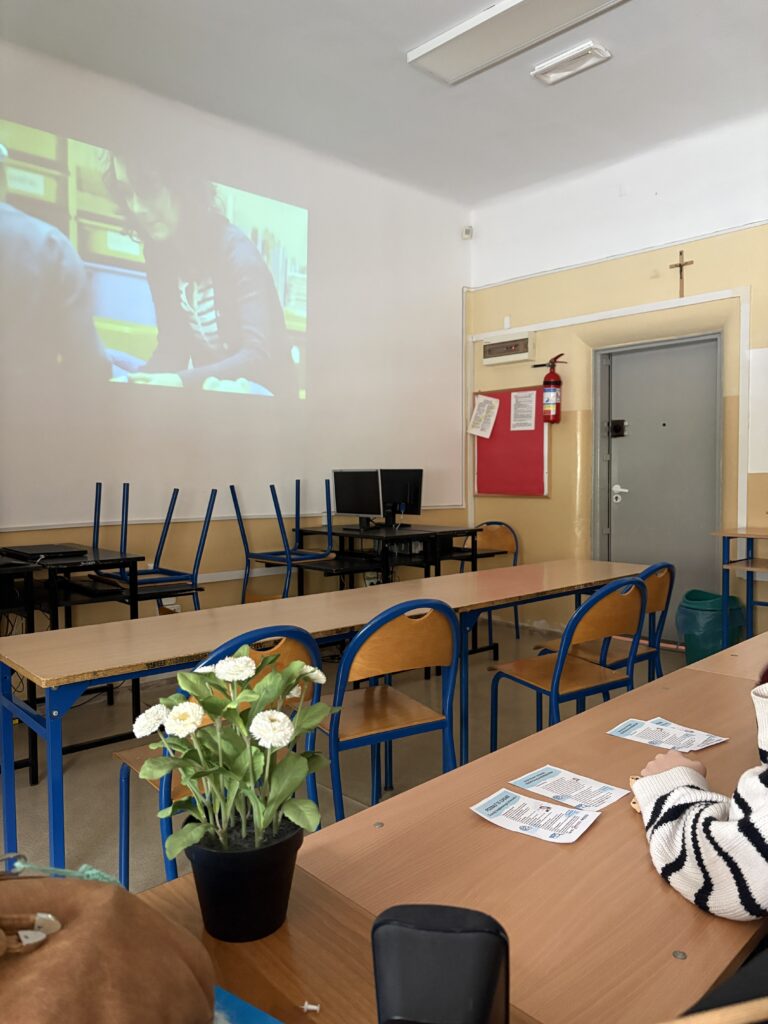 zdjęcie ekranu z ujęciem z filmu i ulotek i dzieci