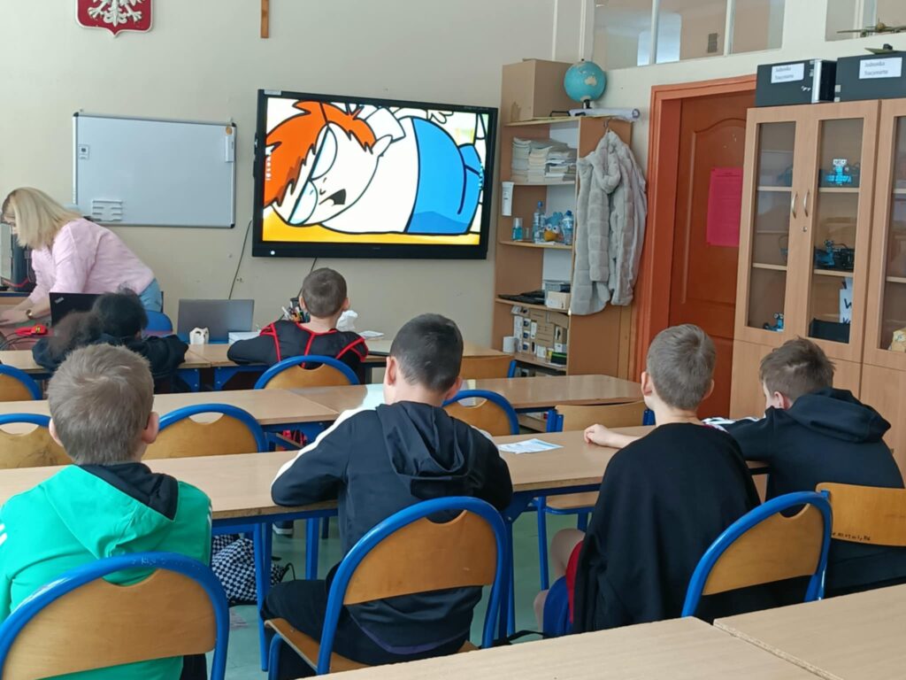 zdjęcie ekranu z ujęciem z filmu i ulotek i dzieci