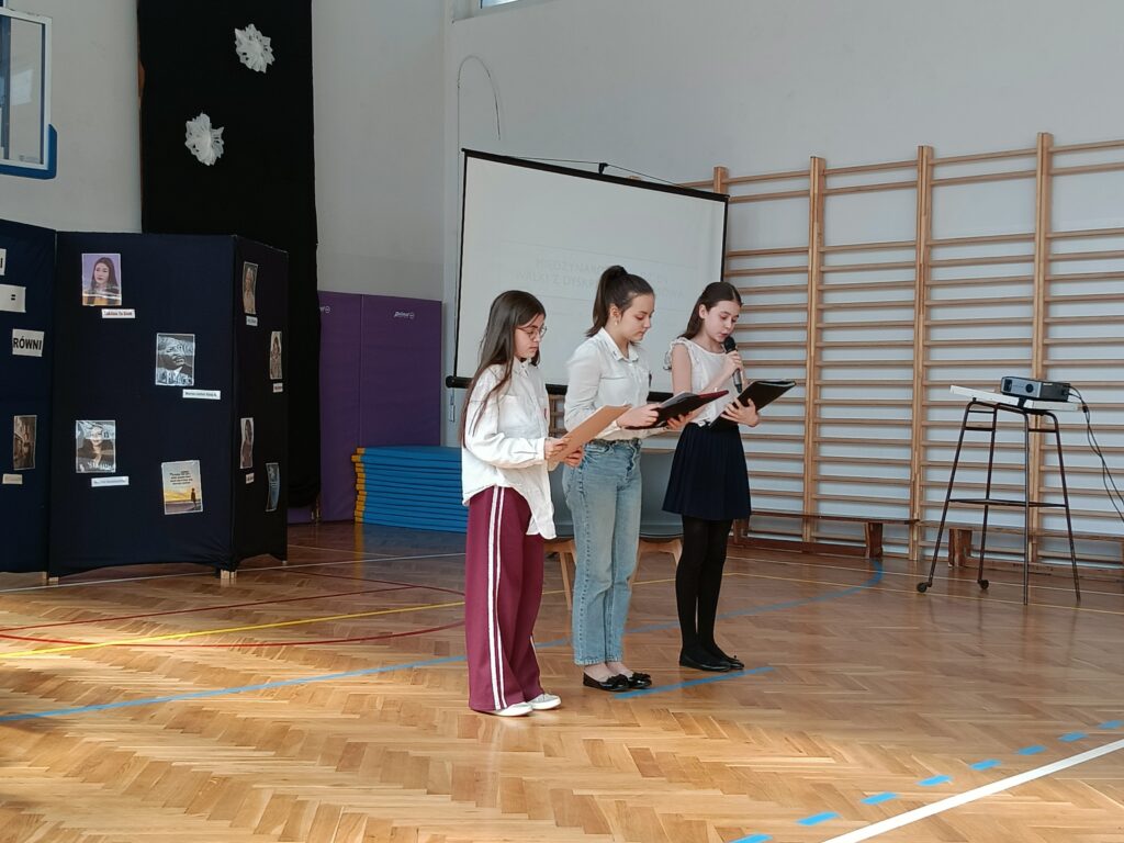 trzy dziewczynki przemawiają 