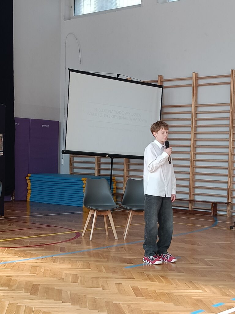 chłopiec przemawia