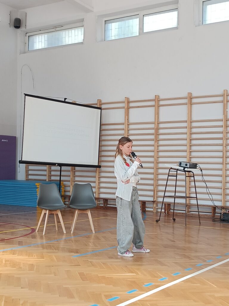 dziewczynka przemawia do dzici