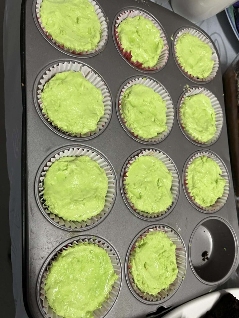 babeczki pomalowane zielonym kremem