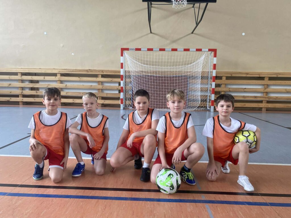 zdjęcie grupowe uczniów naszej szkoły biorących udział w zawodach