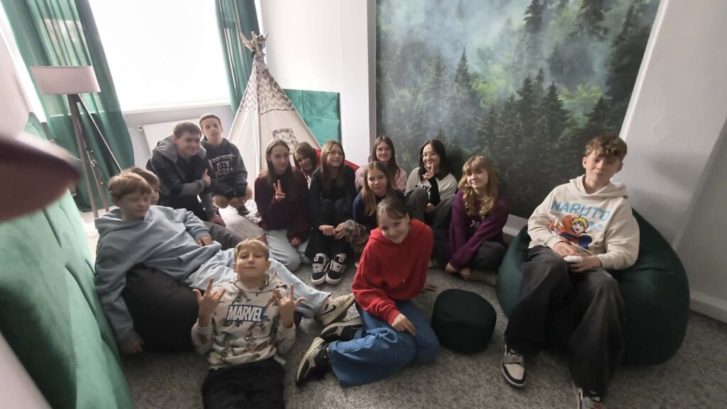 Zdjęcie przedstawia grupę uczniów korzystających z Pokoju Wyciszeń.