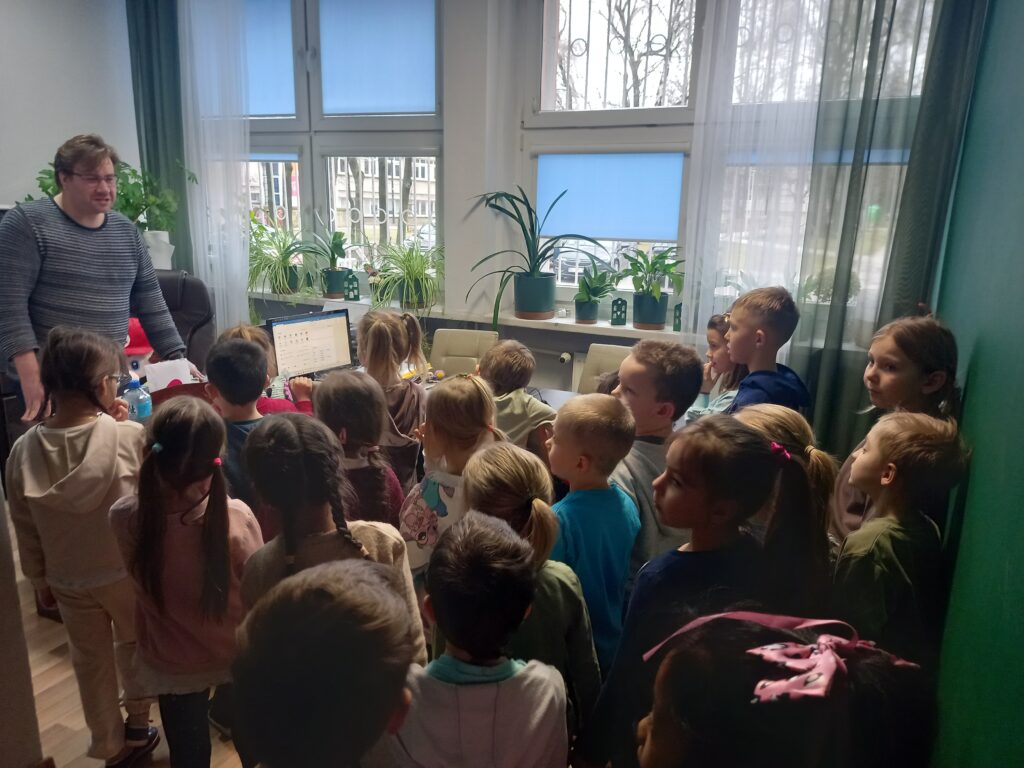 przedszkolaki rozmawiają z Dyrektorem