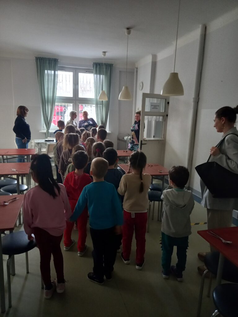 przedszkolaki zwiedzają jadalnię