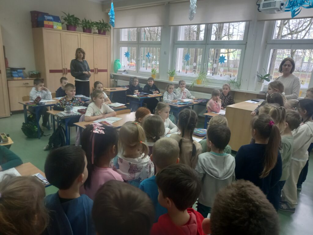 przedszkolaki oglądają dzieci w klasie