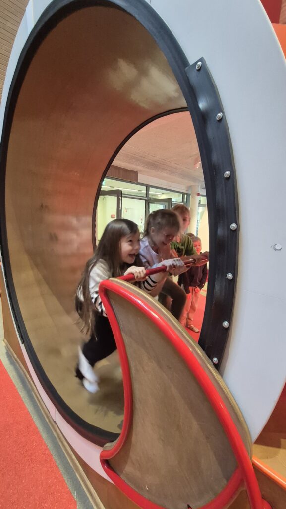 Uczennice biegają w ogromnym kole.