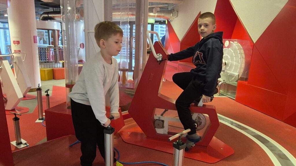 Uczniowie przeprowadzają eksperymenty w EC1