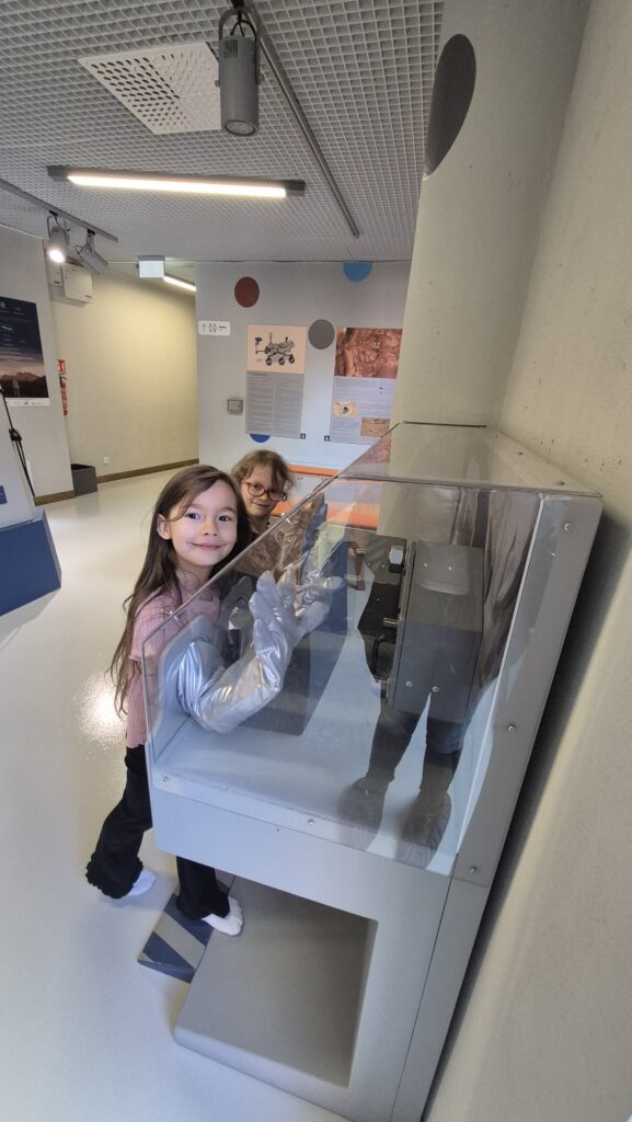 Uczennice przeprowadzają eksperymenty w EC1