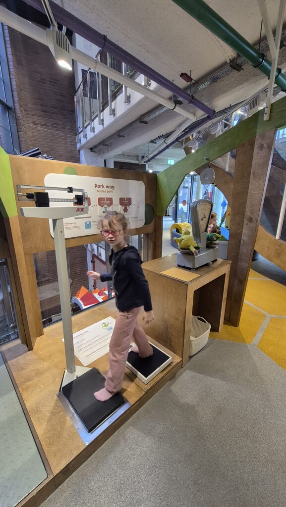 Uczennica waży się na różnych wagach.